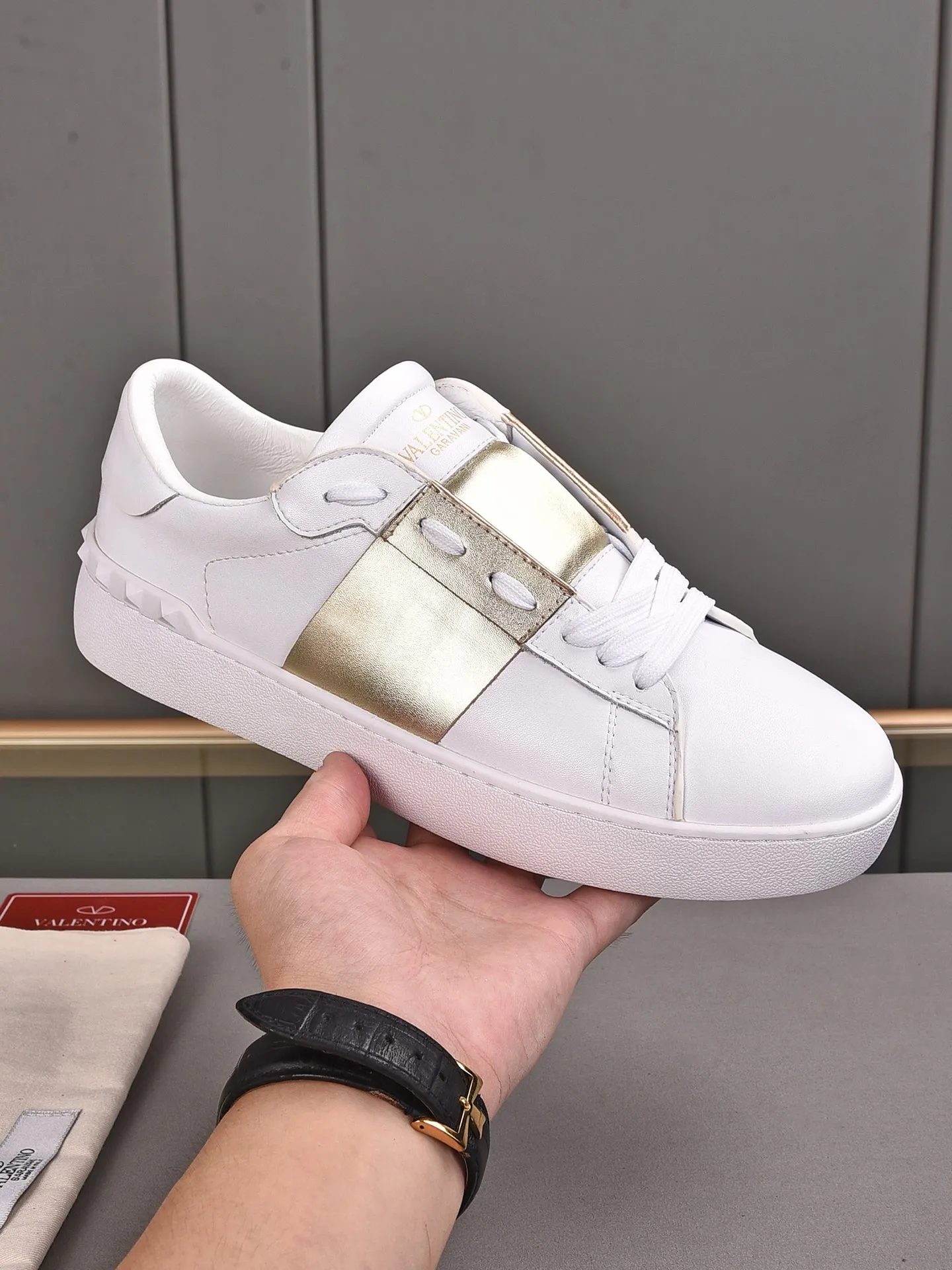 Men's shoes 440💰 (men and women couples) Valentino classic color matching series casual shoes. Made with heavy craftsmanship, good products pay attention to every detail. A must-have trendy item that can be worn all year round, it has been worn by many celebrities and Internet celebrities~~Imported cowhide surface, unique design concept, sheepskin lining, counter quality. Women’s clothing 35-40. Men’s clothing 39-44, 45-46 (returns and exchanges are not supported for custom-made items)